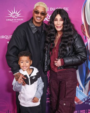 Slash Electric Alexander Edwards, Alexander Edwards ve Cher, Santa Monica, Los Angeles, Kaliforniya, ABD 'de 24 Ekim 2024' te düzenlenen Cirque du Soleil 'in' KOOOZA 'Kırmızı Halı Premiere' sine geldiler..