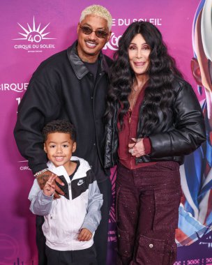 Slash Electric Alexander Edwards, Alexander Edwards ve Cher, Santa Monica, Los Angeles, Kaliforniya, ABD 'de 24 Ekim 2024' te düzenlenen Cirque du Soleil 'in' KOOOZA 'Kırmızı Halı Premiere' sine geldiler..