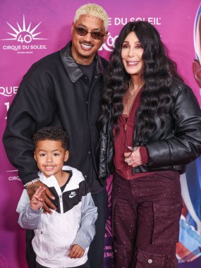 Slash Electric Alexander Edwards, Alexander Edwards ve Cher, Santa Monica, Los Angeles, Kaliforniya, ABD 'de 24 Ekim 2024' te düzenlenen Cirque du Soleil 'in' KOOOZA 'Kırmızı Halı Premiere' sine geldiler..