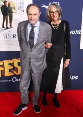 Eric Roth ve Anne Peters, 25 Ekim 2024 'te Hollywood, Los Angeles, Kaliforniya, ABD' de bulunan TCL Çin Tiyatrosu IMAX 'te düzenlenen Sony Pictures' Here 'ın 2024 Dünya Gala Gösterimi' ne geldiler..