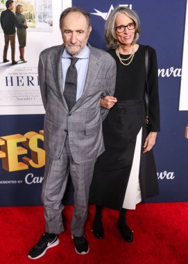 Eric Roth ve Anne Peters, 25 Ekim 2024 'te Hollywood, Los Angeles, Kaliforniya, ABD' de bulunan TCL Çin Tiyatrosu IMAX 'te düzenlenen Sony Pictures' Here 'ın 2024 Dünya Gala Gösterimi' ne geldiler..