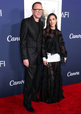 Paul Bettany ve eşi Jennifer Connelly, 25 Ekim 2024 'te Hollywood, Los Angeles, Kaliforniya, ABD' deki TCL Çin Tiyatrosu IMAX 'ta düzenlenen 2024 Sony Pictures' Here 'ın Dünya Premiere Gösterimi' ne geldiler..