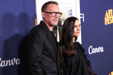 Paul Bettany ve eşi Jennifer Connelly, 25 Ekim 2024 'te Hollywood, Los Angeles, Kaliforniya, ABD' deki TCL Çin Tiyatrosu IMAX 'ta düzenlenen 2024 Sony Pictures' Here 'ın Dünya Premiere Gösterimi' ne geldiler..