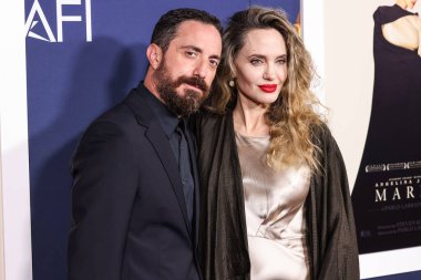 Pablo Larrain ve Angelina Jolie 26 Ekim 2024 'te Hollywood, Los Angeles, Kaliforniya, ABD' de bulunan TCL Çin Tiyatrosu IMAX 'te düzenlenen Netflix' in 'Maria' nın 2024 AFI Festivali 'ne geldiler..
