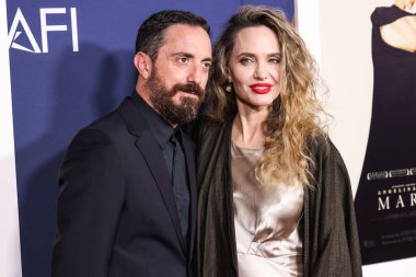 Pablo Larrain ve Angelina Jolie 26 Ekim 2024 'te Hollywood, Los Angeles, Kaliforniya, ABD' de bulunan TCL Çin Tiyatrosu IMAX 'te düzenlenen Netflix' in 'Maria' nın 2024 AFI Festivali 'ne geldiler..