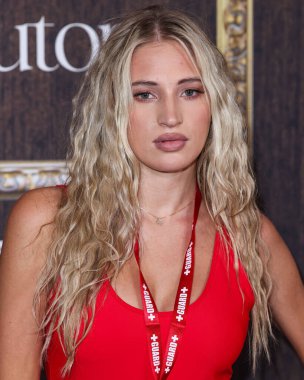 Maeve Jamieson, UTOPIA ve Casa Azul Organik Tekila tarafından sunulan Darren Dzienciol 'un Lanetli Otel Cadılar Bayramı Partisi 2024' e 1 Kasım 2024 'te Century City, Los Angeles, Kaliforniya, ABD' de düzenlenen Fairmont Century Plaza 'da ulaşır..