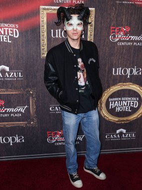 Paris Brosnan, UTOPIA ve Casa Azul Organik Tekila tarafından sunulan Darren Dzienciol 'un Lanetli Otel Cadılar Bayramı Partisi 2024' e 1 Kasım 2024 'te Century City, Los Angeles, Kaliforniya, ABD' de düzenlenen Fairmont Century Plaza 'da geldi.. 