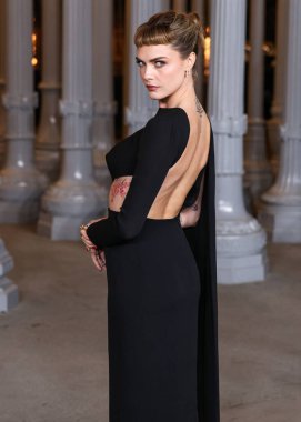 Gucci 'yi giyen Cara Delevingne, 2 Kasım 2024' te Los Angeles İlçe Sanat Müzesi 'nde düzenlenen 13. LACMA Sanat + Film Galası 2024' e geldi..