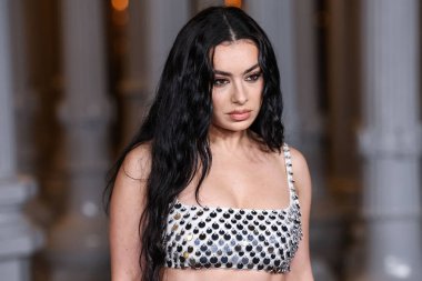 Gucci giyen Charli XCX, 2 Kasım 2024 'te Los Angeles Şehir Müzesi' nde düzenlenen 13. LACMA Sanat + Film Galası 2024 'e geliyor..