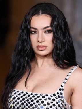 Gucci giyen Charli XCX, 2 Kasım 2024 'te Los Angeles Şehir Müzesi' nde düzenlenen 13. LACMA Sanat + Film Galası 2024 'e geliyor..