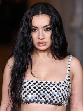 Gucci giyen Charli XCX, 2 Kasım 2024 'te Los Angeles Şehir Müzesi' nde düzenlenen 13. LACMA Sanat + Film Galası 2024 'e geliyor..