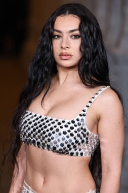 Gucci giyen Charli XCX, 2 Kasım 2024 'te Los Angeles Şehir Müzesi' nde düzenlenen 13. LACMA Sanat + Film Galası 2024 'e geliyor..