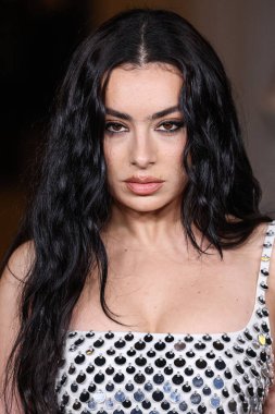 Gucci giyen Charli XCX, 2 Kasım 2024 'te Los Angeles Şehir Müzesi' nde düzenlenen 13. LACMA Sanat + Film Galası 2024 'e geliyor..