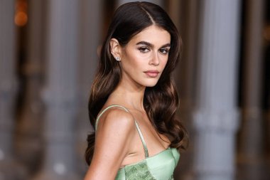 Gucci giyen Kaia Gerber, 2 Kasım 2024 'te Los Angeles İlçe Sanat Müzesi' nde düzenlenen 13. LACMA Sanat + Film Galası 2024 'e geliyor..