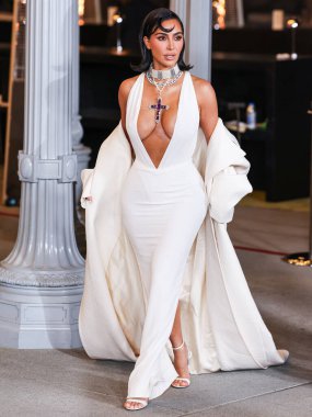 Kim Kardashian 'ın Gucci giysisi ve paltosu takılı olarak 13. Geleneksel LACMA Sanat + Film Galası 2024' e geldi. Gucci tarafından 2 Kasım 2024 'te Los Angeles Şehir Sanat Müzesi' nde sergilenen Miracle Mile, Los Angeles, Kaliforniya, ABD.