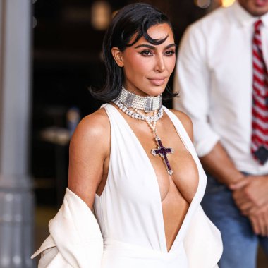 Kim Kardashian 'ın Gucci giysisi ve paltosu takılı olarak 13. Geleneksel LACMA Sanat + Film Galası 2024' e geldi. Gucci tarafından 2 Kasım 2024 'te Los Angeles Şehir Sanat Müzesi' nde sergilenen Miracle Mile, Los Angeles, Kaliforniya, ABD.