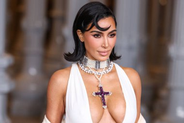 Kim Kardashian 'ın Gucci giysisi ve paltosu takılı olarak 13. Geleneksel LACMA Sanat + Film Galası 2024' e geldi. Gucci tarafından 2 Kasım 2024 'te Los Angeles Şehir Sanat Müzesi' nde sergilenen Miracle Mile, Los Angeles, Kaliforniya, ABD.