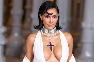 Kim Kardashian 'ın Gucci giysisi ve paltosu takılı olarak 13. Geleneksel LACMA Sanat + Film Galası 2024' e geldi. Gucci tarafından 2 Kasım 2024 'te Los Angeles Şehir Sanat Müzesi' nde sergilenen Miracle Mile, Los Angeles, Kaliforniya, ABD.