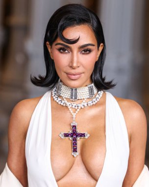 Kim Kardashian 'ın Gucci giysisi ve paltosu takılı olarak 13. Geleneksel LACMA Sanat + Film Galası 2024' e geldi. Gucci tarafından 2 Kasım 2024 'te Los Angeles Şehir Sanat Müzesi' nde sergilenen Miracle Mile, Los Angeles, Kaliforniya, ABD.