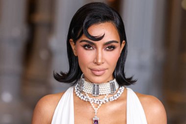 Kim Kardashian 'ın Gucci giysisi ve paltosu takılı olarak 13. Geleneksel LACMA Sanat + Film Galası 2024' e geldi. Gucci tarafından 2 Kasım 2024 'te Los Angeles Şehir Sanat Müzesi' nde sergilenen Miracle Mile, Los Angeles, Kaliforniya, ABD.