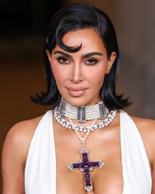 Kim Kardashian 'ın Gucci giysisi ve paltosu takılı olarak 13. Geleneksel LACMA Sanat + Film Galası 2024' e geldi. Gucci tarafından 2 Kasım 2024 'te Los Angeles Şehir Sanat Müzesi' nde sergilenen Miracle Mile, Los Angeles, Kaliforniya, ABD.