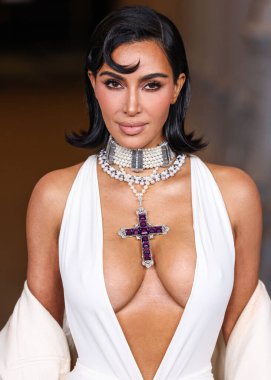 Kim Kardashian 'ın Gucci giysisi ve paltosu takılı olarak 13. Geleneksel LACMA Sanat + Film Galası 2024' e geldi. Gucci tarafından 2 Kasım 2024 'te Los Angeles Şehir Sanat Müzesi' nde sergilenen Miracle Mile, Los Angeles, Kaliforniya, ABD.