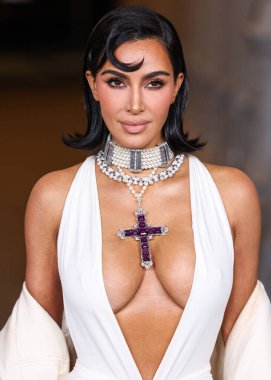 Kim Kardashian 'ın Gucci giysisi ve paltosu takılı olarak 13. Geleneksel LACMA Sanat + Film Galası 2024' e geldi. Gucci tarafından 2 Kasım 2024 'te Los Angeles Şehir Sanat Müzesi' nde sergilenen Miracle Mile, Los Angeles, Kaliforniya, ABD.
