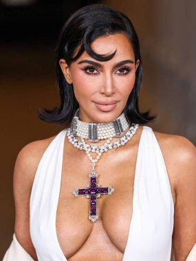 Kim Kardashian 'ın Gucci giysisi ve paltosu takılı olarak 13. Geleneksel LACMA Sanat + Film Galası 2024' e geldi. Gucci tarafından 2 Kasım 2024 'te Los Angeles Şehir Sanat Müzesi' nde sergilenen Miracle Mile, Los Angeles, Kaliforniya, ABD.