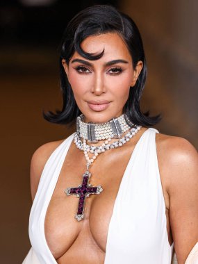 Kim Kardashian 'ın Gucci giysisi ve paltosu takılı olarak 13. Geleneksel LACMA Sanat + Film Galası 2024' e geldi. Gucci tarafından 2 Kasım 2024 'te Los Angeles Şehir Sanat Müzesi' nde sergilenen Miracle Mile, Los Angeles, Kaliforniya, ABD.