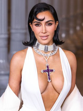 Kim Kardashian 'ın Gucci giysisi ve paltosu takılı olarak 13. Geleneksel LACMA Sanat + Film Galası 2024' e geldi. Gucci tarafından 2 Kasım 2024 'te Los Angeles Şehir Sanat Müzesi' nde sergilenen Miracle Mile, Los Angeles, Kaliforniya, ABD.