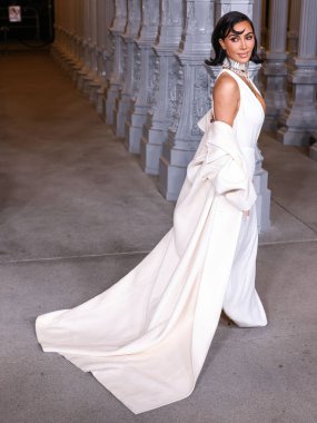 Kim Kardashian 'ın Gucci giysisi ve paltosu takılı olarak 13. Geleneksel LACMA Sanat + Film Galası 2024' e geldi. Gucci tarafından 2 Kasım 2024 'te Los Angeles Şehir Sanat Müzesi' nde sergilenen Miracle Mile, Los Angeles, Kaliforniya, ABD.