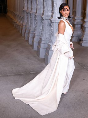 Kim Kardashian 'ın Gucci giysisi ve paltosu takılı olarak 13. Geleneksel LACMA Sanat + Film Galası 2024' e geldi. Gucci tarafından 2 Kasım 2024 'te Los Angeles Şehir Sanat Müzesi' nde sergilenen Miracle Mile, Los Angeles, Kaliforniya, ABD.