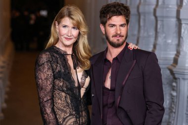 Laura Dern ve Andrew Garfield, Gucci 'nin giydiği 13. Geleneksel LACMA Sanat + Film Galası 2024 tarihli Gucci' nin Los Angeles İlçe Sanat Müzesi 'nde 2 Kasım 2024 tarihinde gerçekleştirdiği Miracle Mile, Los Angeles, Kaliforniya, ABD.