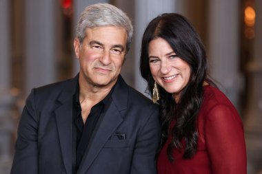 Michael Govan ve Katherine Ross, Los Angeles Mucize Mil, Los Angeles, Kaliforniya, ABD 'de 2 Kasım 2024 tarihinde Los Angeles İlçe Sanat Müzesi' nde Gucci tarafından sunulan 13. LACMA Sanat ve Film Galası 2024 'e geldiler..