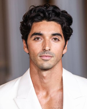 Gucci giyen Taylor Zakhar Perez, 2 Kasım 2024 'te Los Angeles İlçe Sanat Müzesi' nde düzenlenen 13. LACMA Sanat + Film Galası 2024 'e geldi..