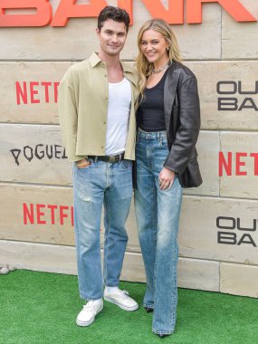 Chase Stokes ve kız arkadaşı Kelsea Ballerini Netflix 'in Poguelandia 2024' deki Outer Banks 'in 2 Kasım 2024' te Barker Hangar 'da düzenlenen 4. sezonunu kutlayan etkinliğe geldiler.. 