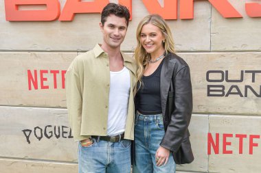 Chase Stokes ve kız arkadaşı Kelsea Ballerini Netflix 'in Poguelandia 2024' deki Outer Banks 'in 2 Kasım 2024' te Barker Hangar 'da düzenlenen 4. sezonunu kutlayan etkinliğe geldiler.. 