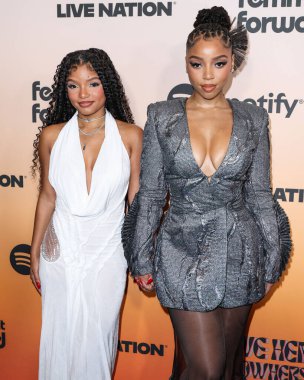 Halle Bailey ve kız kardeşi Chloe Bailey, 8 Kasım 2024 'te Beverly Hilton Hotel' de düzenlenen 3. Geleneksel Femme It Forward 'Give her FlowHERS' ödül galasına geldiler..