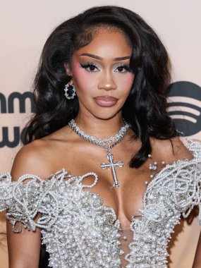 Saweetie (Diamonte Quiava Valentin Harper), 8 Kasım 2024 'te Beverly Hilton Oteli' nde düzenlenen 3. Geleneksel Femme It Forward 'Give her FlowHERS' ödül galasına geldi..