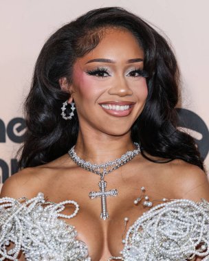 Saweetie (Diamonte Quiava Valentin Harper), 8 Kasım 2024 'te Beverly Hilton Oteli' nde düzenlenen 3. Geleneksel Femme It Forward 'Give her FlowHERS' ödül galasına geldi..