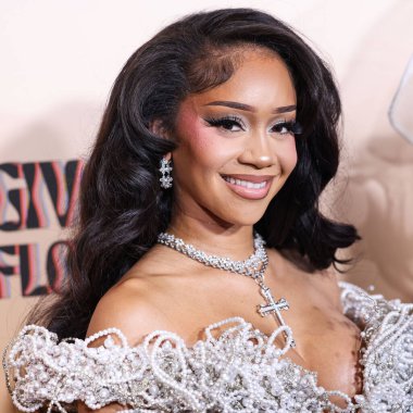 Saweetie (Diamonte Quiava Valentin Harper), 8 Kasım 2024 'te Beverly Hilton Oteli' nde düzenlenen 3. Geleneksel Femme It Forward 'Give her FlowHERS' ödül galasına geldi..