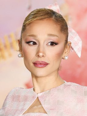 Özel yapım Thom Browne giyimli Ariana Grande Butera, 9 Kasım 2024 'te Los Angeles, Kaliforniya, ABD' deki The Music Center 'daki Dorothy Chandler Pavyonu' nda düzenlenen Universal Pictures 'Wicked' ın Los Angeles galasına geldi..