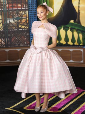 Özel yapım Thom Browne giyimli Ariana Grande Butera, 9 Kasım 2024 'te Los Angeles, Kaliforniya, ABD' deki The Music Center 'daki Dorothy Chandler Pavyonu' nda düzenlenen Universal Pictures 'Wicked' ın Los Angeles galasına geldi..