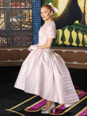 Özel yapım Thom Browne giyimli Ariana Grande Butera, 9 Kasım 2024 'te Los Angeles, Kaliforniya, ABD' deki The Music Center 'daki Dorothy Chandler Pavyonu' nda düzenlenen Universal Pictures 'Wicked' ın Los Angeles galasına geldi..