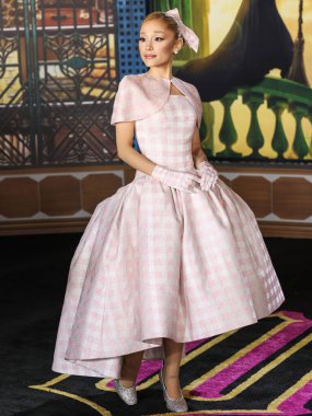 Özel yapım Thom Browne giyimli Ariana Grande Butera, 9 Kasım 2024 'te Los Angeles, Kaliforniya, ABD' deki The Music Center 'daki Dorothy Chandler Pavyonu' nda düzenlenen Universal Pictures 'Wicked' ın Los Angeles galasına geldi..