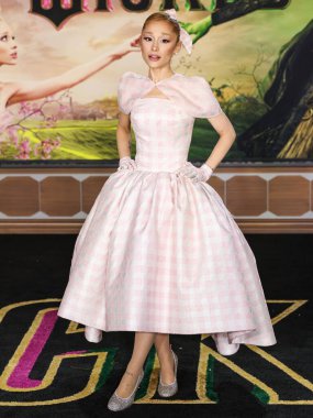 Özel yapım Thom Browne giyimli Ariana Grande Butera, 9 Kasım 2024 'te Los Angeles, Kaliforniya, ABD' deki The Music Center 'daki Dorothy Chandler Pavyonu' nda düzenlenen Universal Pictures 'Wicked' ın Los Angeles galasına geldi..