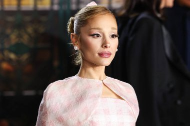 Özel yapım Thom Browne giyimli Ariana Grande Butera, 9 Kasım 2024 'te Los Angeles, Kaliforniya, ABD' deki The Music Center 'daki Dorothy Chandler Pavyonu' nda düzenlenen Universal Pictures 'Wicked' ın Los Angeles galasına geldi..
