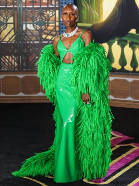 Cynthia Erivo, Louis Vuitton ve Suzanne Kalan 'ın özel takılarını takarak 9 Kasım 2024' te Los Angeles, Kaliforniya, ABD 'deki The Music Center' daki Dorothy Chandler Pavyonu 'nda düzenlenen Universal Pictures' Wicked 'ın Los Angeles galasına geldi..