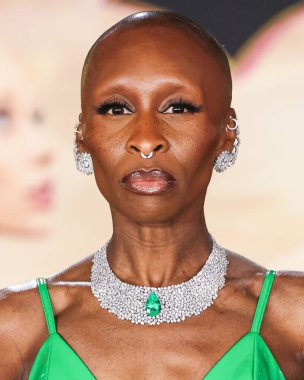 Cynthia Erivo, Louis Vuitton ve Suzanne Kalan 'ın özel takılarını takarak 9 Kasım 2024' te Los Angeles, Kaliforniya, ABD 'deki The Music Center' daki Dorothy Chandler Pavyonu 'nda düzenlenen Universal Pictures' Wicked 'ın Los Angeles galasına geldi..