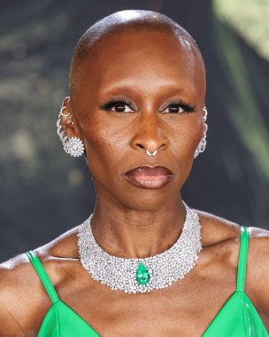 Cynthia Erivo, Louis Vuitton ve Suzanne Kalan 'ın özel takılarını takarak 9 Kasım 2024' te Los Angeles, Kaliforniya, ABD 'deki The Music Center' daki Dorothy Chandler Pavyonu 'nda düzenlenen Universal Pictures' Wicked 'ın Los Angeles galasına geldi..